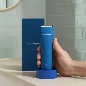 tondeuse bleue socle salle de bain main homme